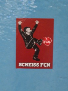 So heiß wie auf dem Sticker ging es auf dem Fußballplatz nicht her